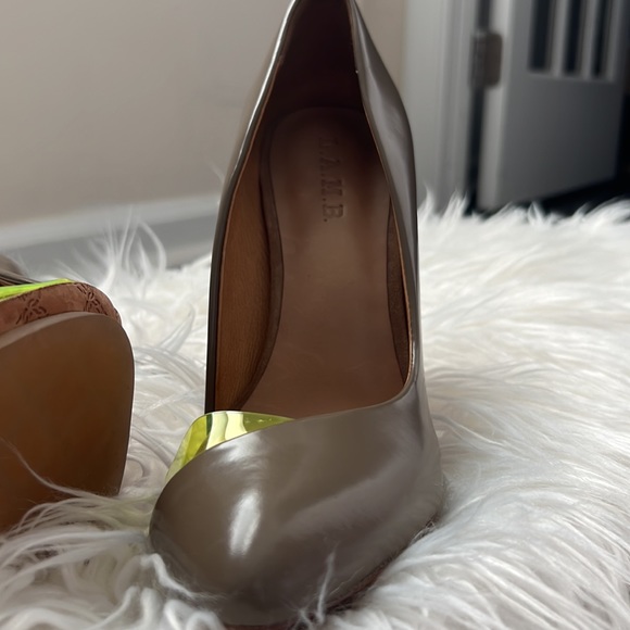 L.A.M.B. Shoes | L.A.M.B. Nude Pumps with Clear Neon Toe | Color: Cream/Tan - Picture 4 of 11